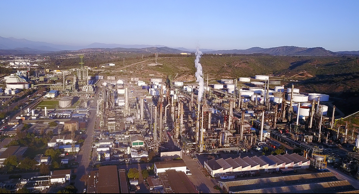 Esta refinería produce la mayor parte de los combustibles que necesita Santiago.