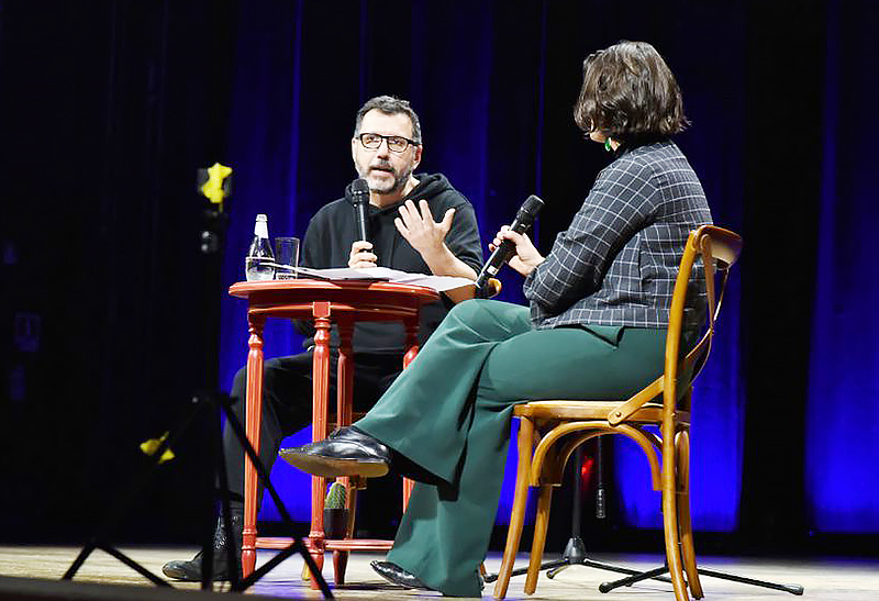 Alberto Fuguet se dirige a los asistentes al Teatro Municipal José Bohr de Punta Arenas.