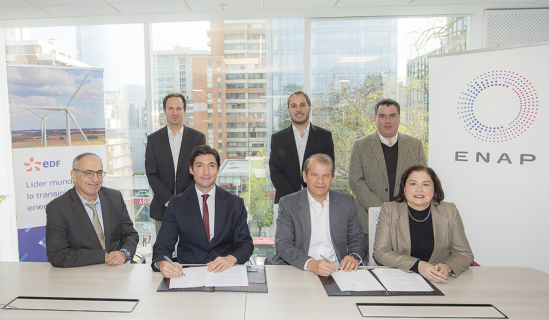 The signing of the agreement took place at the headquarters of Enap in Santiago.