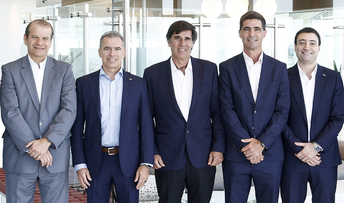 Julio Friedmann (izquierda) junto a representantes de empresas firmantes.