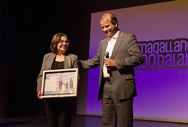 Julio Friedmann junto a Sandra Quezada, una de las ganadoras.