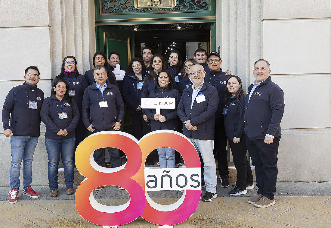La actividad contó con la participación de trabajadoras/es de Enap, quienes guiaron a las personas por los distintos pisos.