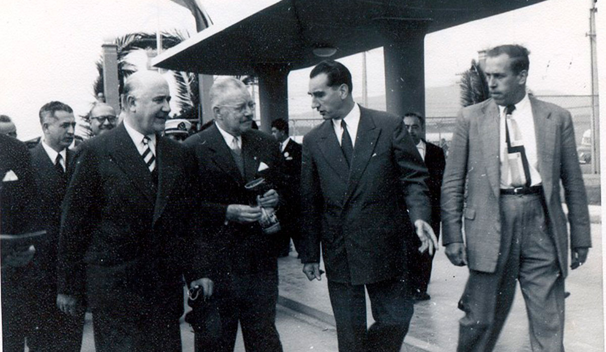 El presidente Carlos Ibáñez del Campo en la inauguración de la refinería en 1955.