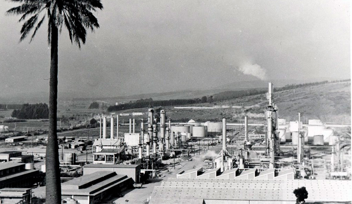 Vista de la refinería en la década del 60.