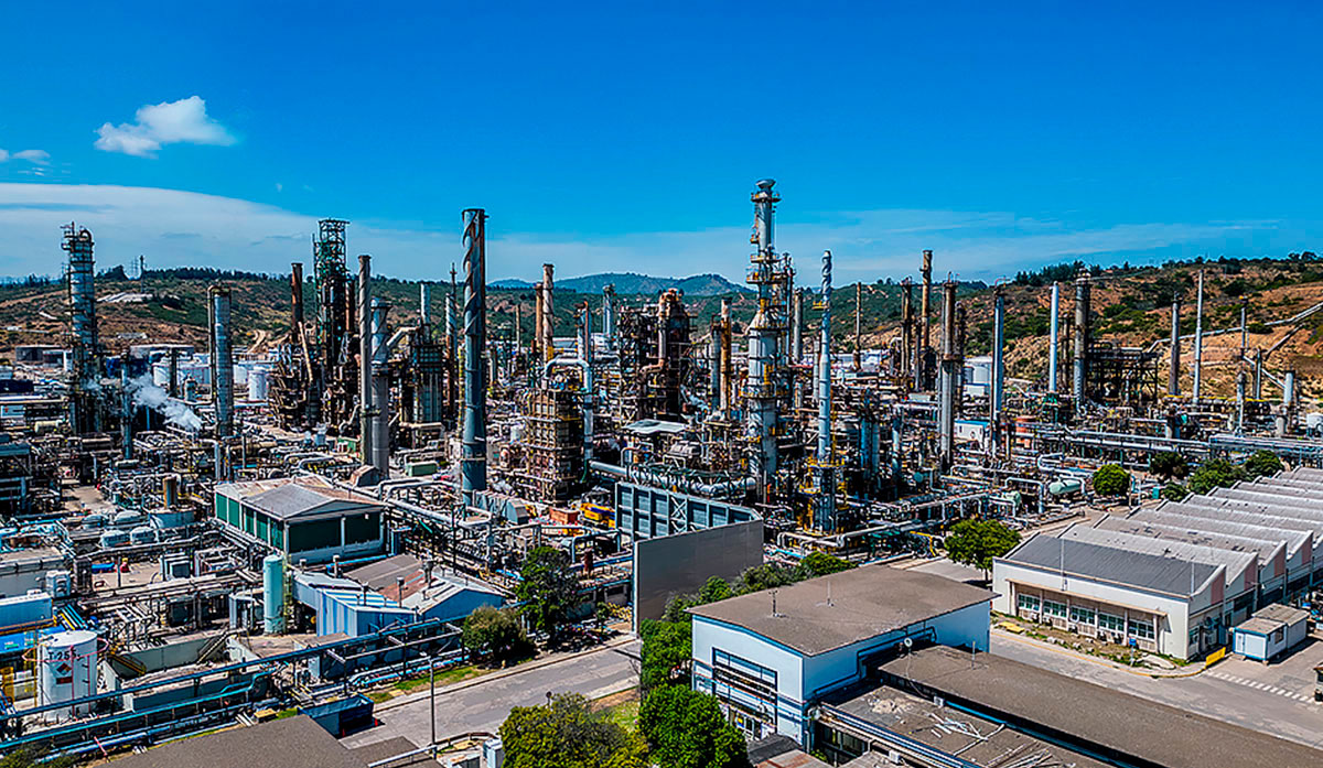 Vista diurna de la refinería.