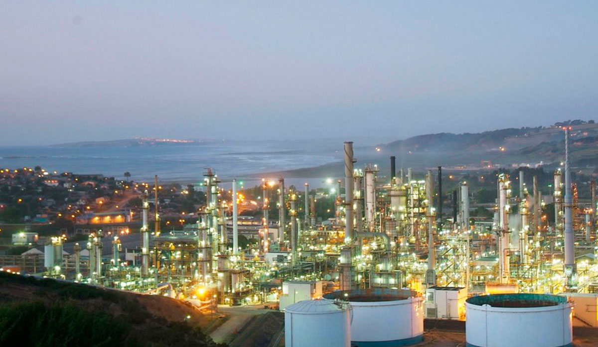 Vista nocturna de la refinería.